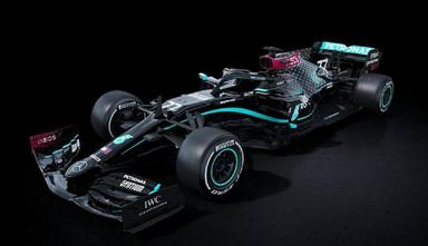 F1梅赛德斯车队赛车使用全黑涂装，车手装备将相应做调整