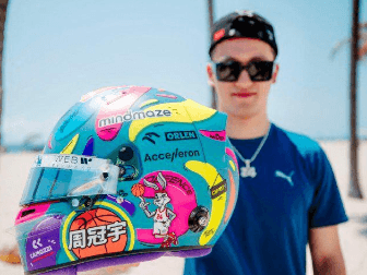 F1迈阿密大奖赛比赛时间将至，中国车手周冠宇晒全新涂装头盔
