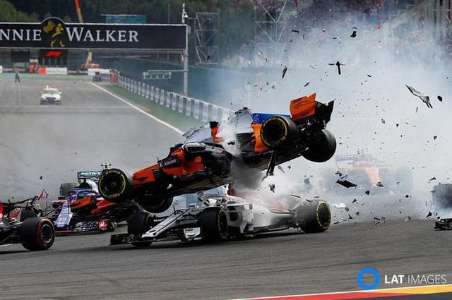 F1比利时站发生撞车事故：阿隆索被撞飞起